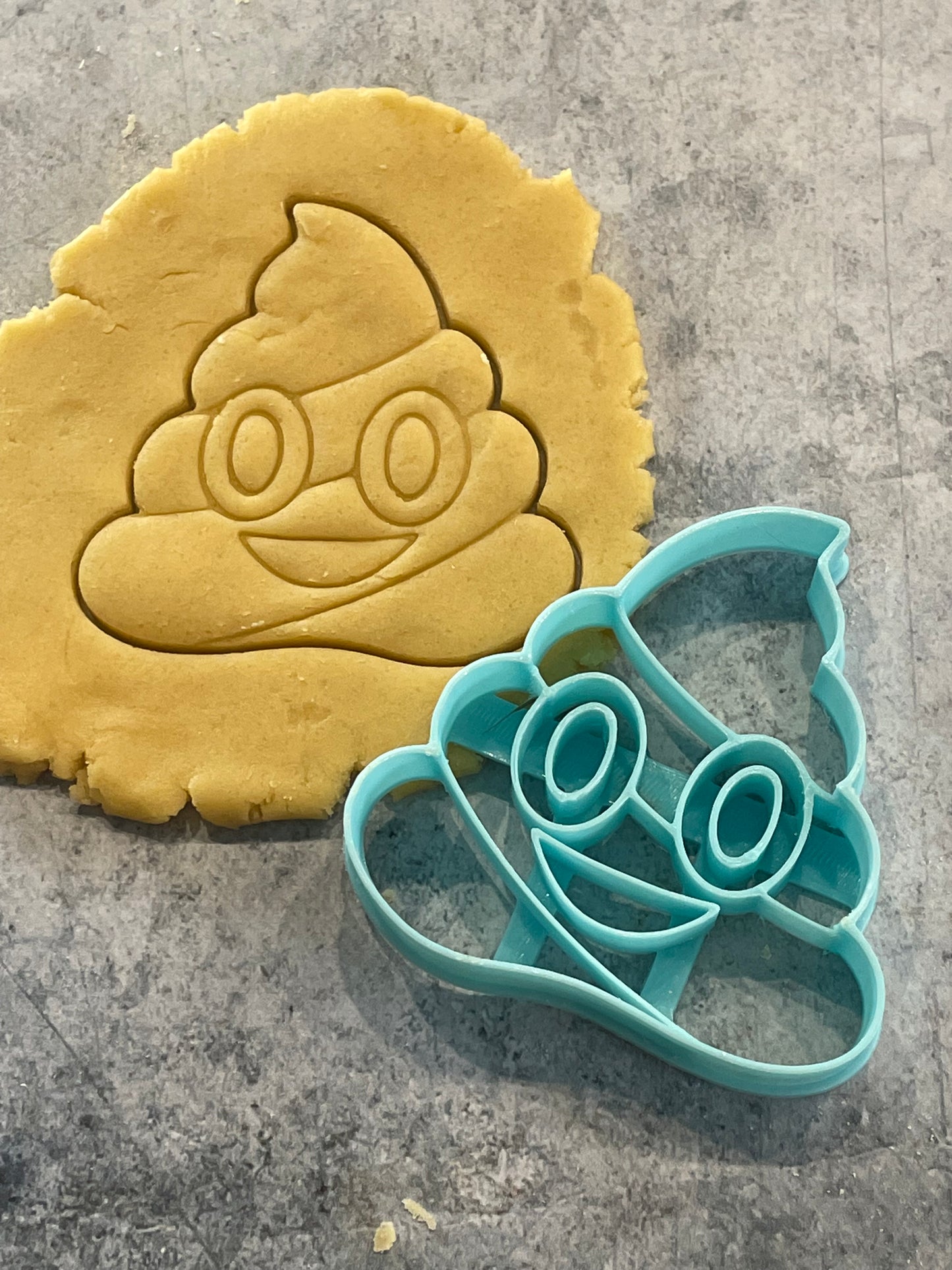 Emporte pièce crotte emoji - Forme - pour la réalisaton de biscuit sablé, patisserie, pate à sucre -Décoration gateau-Fait maison- ELACE