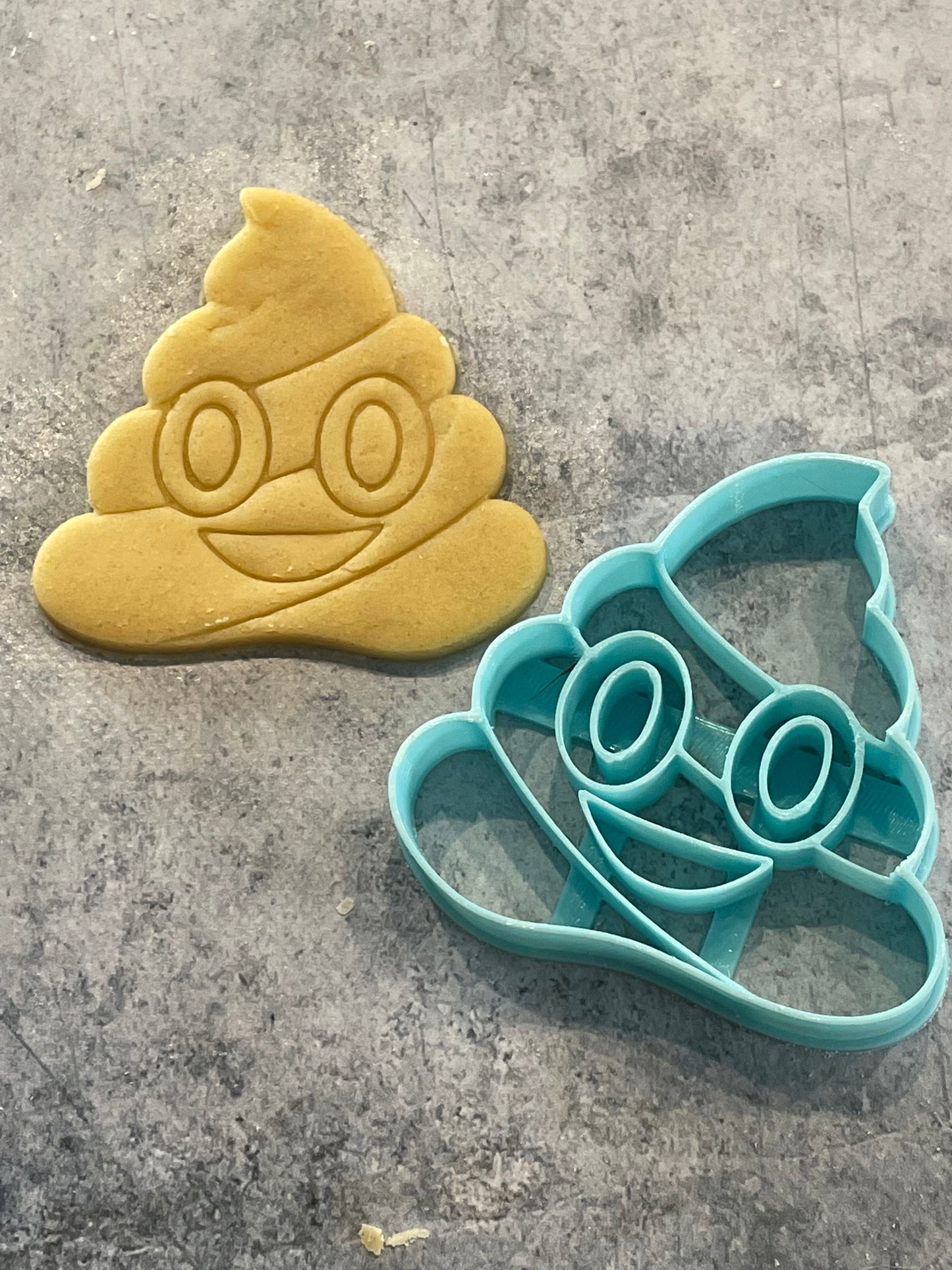 Emporte pièce crotte emoji - Forme - pour la réalisaton de biscuit sablé, patisserie, pate à sucre -Décoration gateau-Fait maison- ELACE