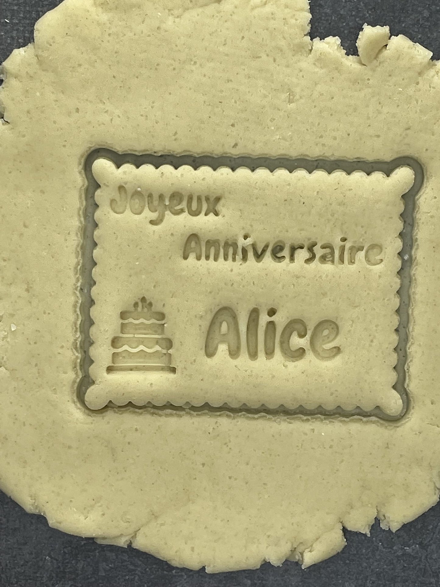 Emporte pièce -Joyeux Anniversaire + prénom - Personnalisation - pour la réalisaton de biscuit sablé, patisserie, pate à sucre -Décoration gateau-Fait maison- ELACE