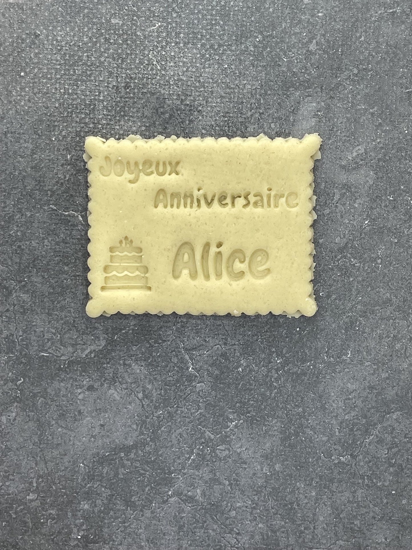 Emporte pièce -Joyeux Anniversaire + prénom - Personnalisation - pour la réalisaton de biscuit sablé, patisserie, pate à sucre -Décoration gateau-Fait maison- ELACE